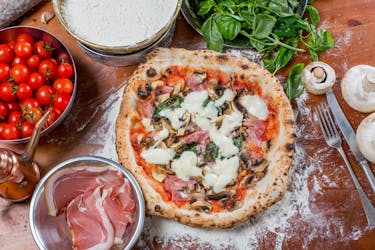 Pizza making class with a chef in Naples